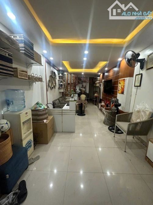 Cho thuê nhà Nguyên Hồng 50m² giá 19 triệu - Ô tô đỗ cửa thuận tiện!