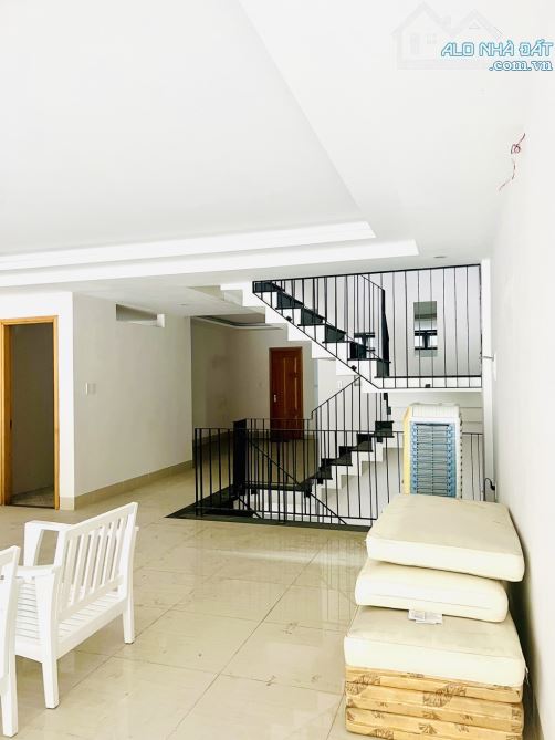 Nhà cho thuê 182m² mặt tiền Lê Văn Hiến - Kinh doanh sầm uất!