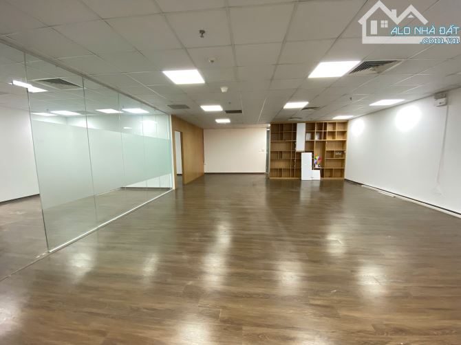 Cho thuê văn phòng 140m² phố Chùa Láng chỉ 25 triệu - Cơ hội hiếm có!