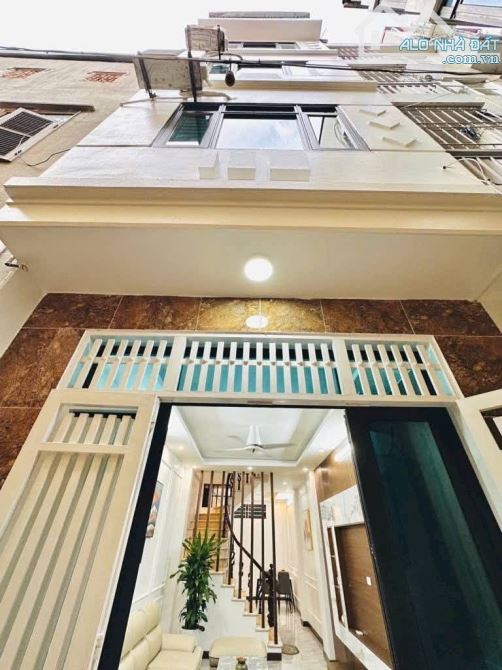 Nhà đẹp 5 tầng Cầu Giấy 45m² giá 9.7 tỷ - Cơ hội hiếm có!