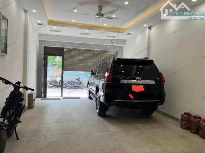 Bán nhà Lạc Long Quân 54m² giá 21.5 tỷ - Giao thông thuận tiện!