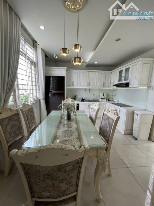 Nhà nguyên căn 310m² giá 55 triệu tại Phú Nhuận - Cơ hội hiếm có