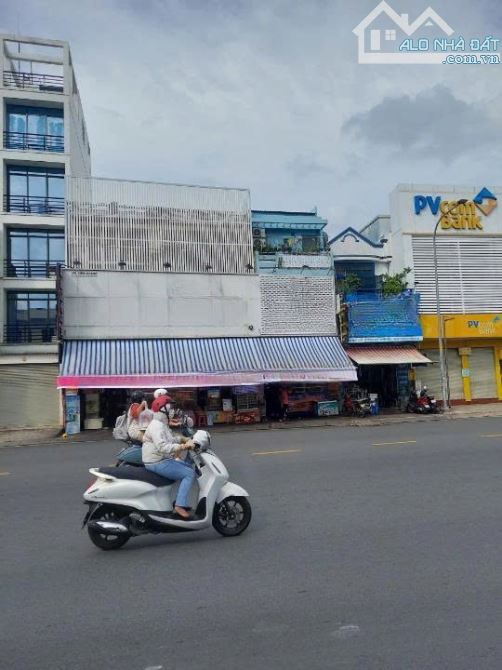 Nhà mặt tiền rộng 15x12m cho thuê tại Thành Thái, Quận 10 - Cơ hội kinh doanh tốt!