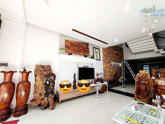 Nhà 3 Tầng Đúc Kiên Cố 109m² giá 9.7 tỷ - Cơ hội vàng tại Thanh Khê!