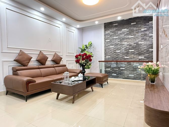Nhà 5 tầng 48,5m² Nguyễn Văn Linh giá 4,5 tỷ - Cơ hội vàng!