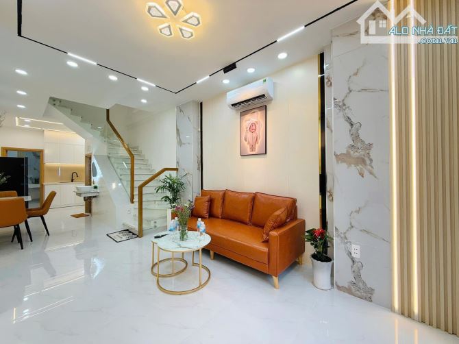 Nhà đẹp 68.4m² đường 3 Tháng 2, Quận 10 giá 2.42 tỷ - Cơ hội hiếm có!