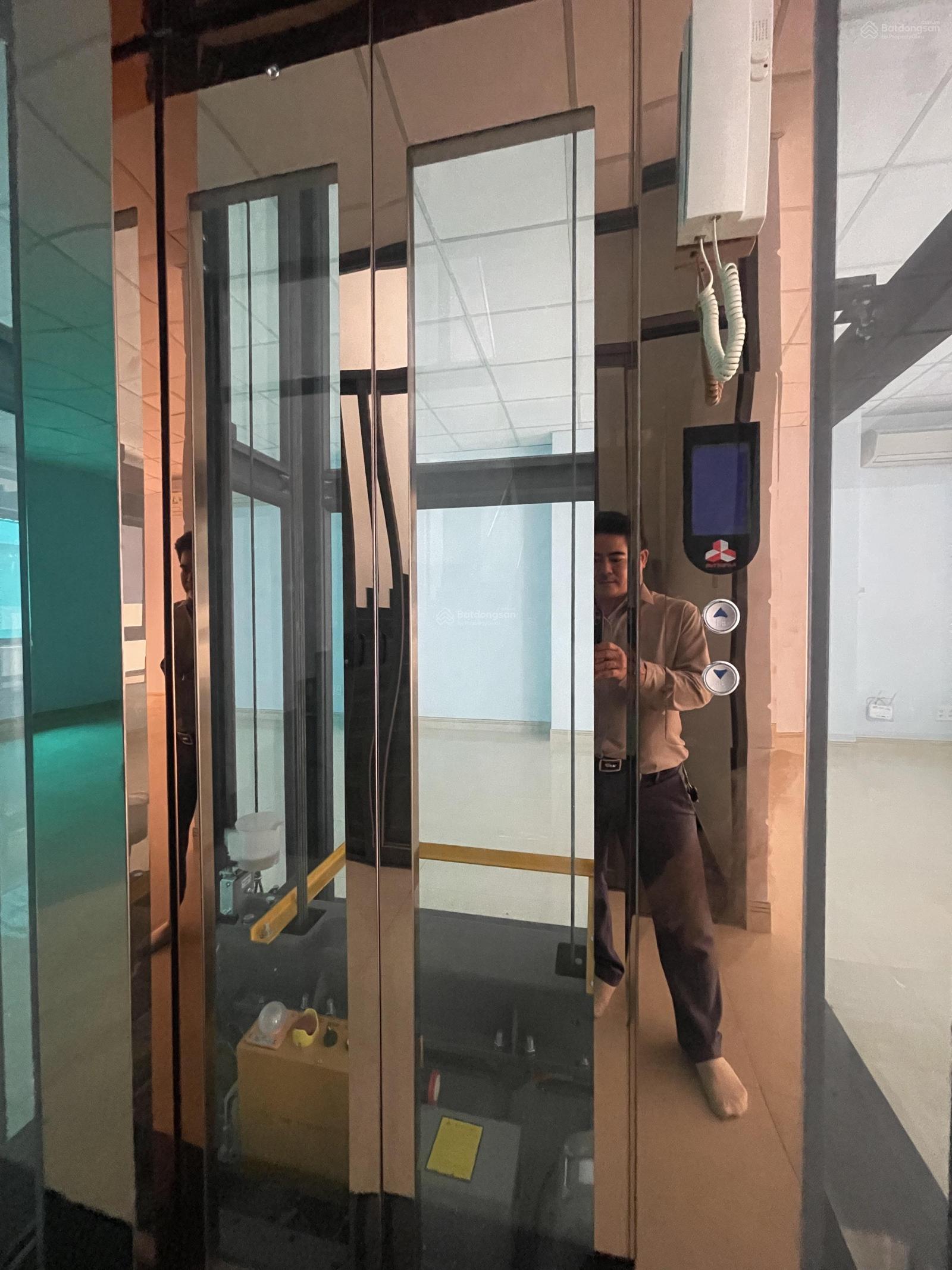 Bán tòa nhà văn phòng KĐT Vạn Phúc City, Quốc Lộ 13, 200m² - Mặt tiền đẹp, kinh doanh thuận lợi!