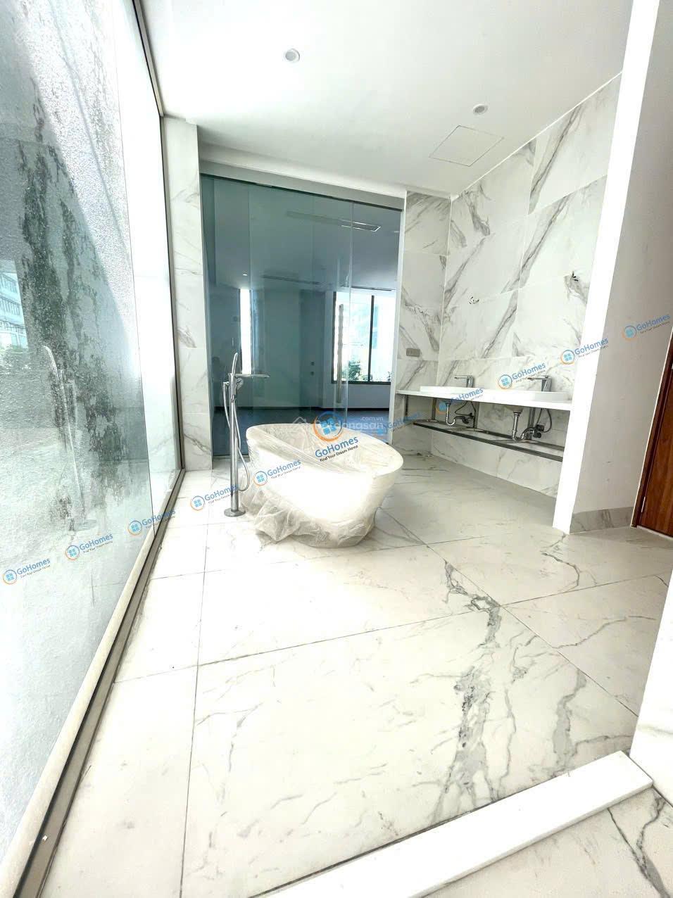 Nhà 4 tầng mặt tiền trung tâm Hải Châu 250m² giá 90 triệu - Có thang máy và tiện nghi hiện đại!