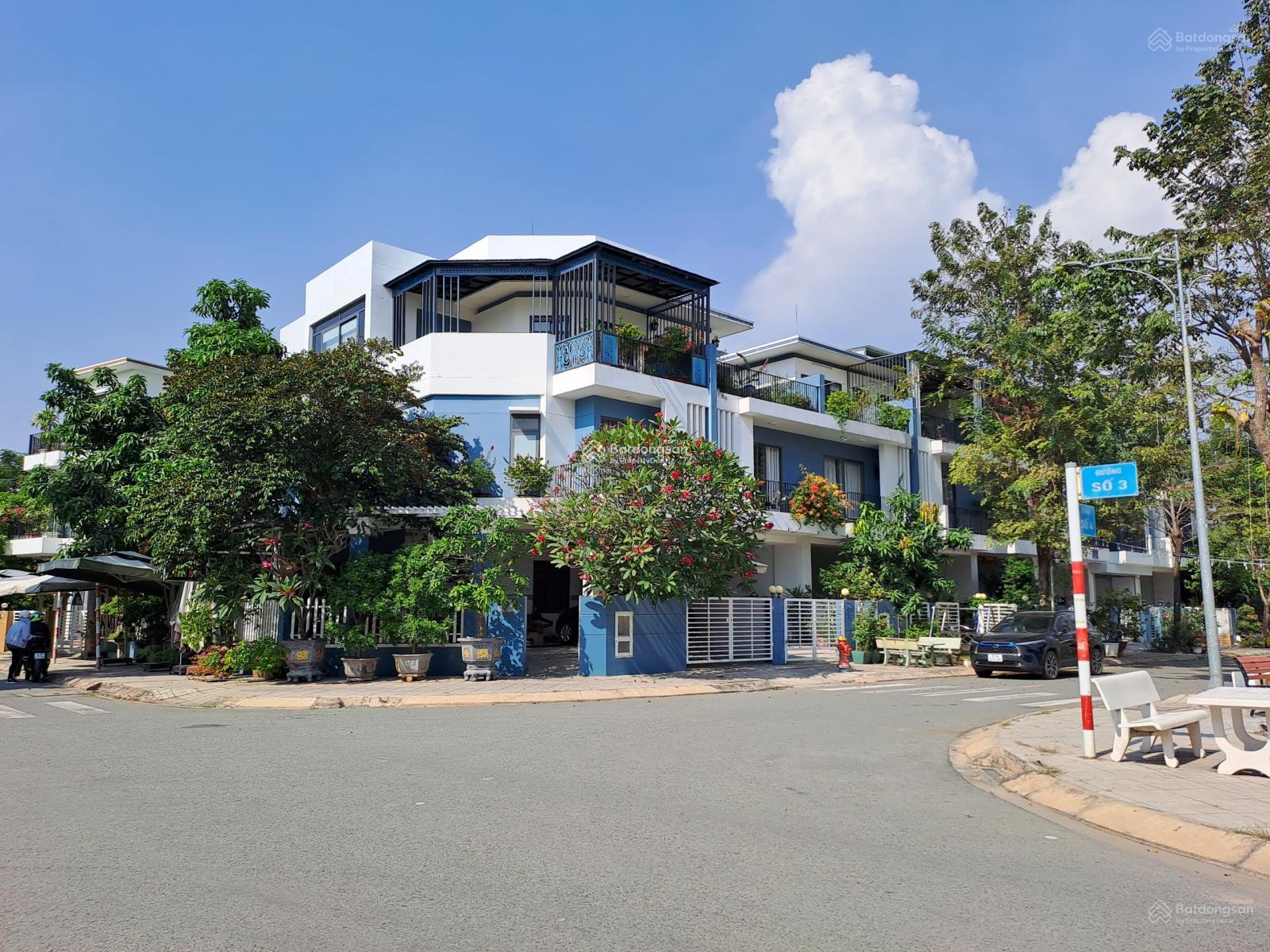 Bán gấp nhà phố khu compound Thủ Đức 240m² giá 16.5 tỷ - Sang trọng, yên tĩnh!