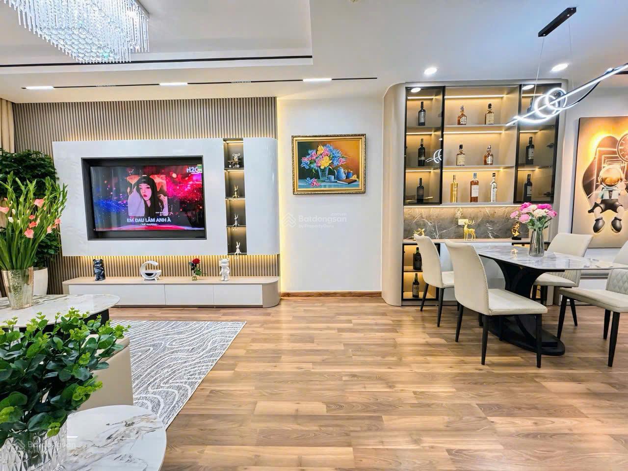 Căn hộ 2 ngủ tòa UDIC Vĩnh Tuy 70m² giá 5.3 tỷ - Sổ hồng chính chủ, view sông Hồng đẹp