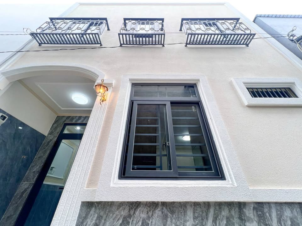 Nhà trệt lầu mới 3 phòng ngủ tại hẻm 25 Nguyễn Văn Linh, 53.5m² - Giá 2.18 tỷ, thương lượng