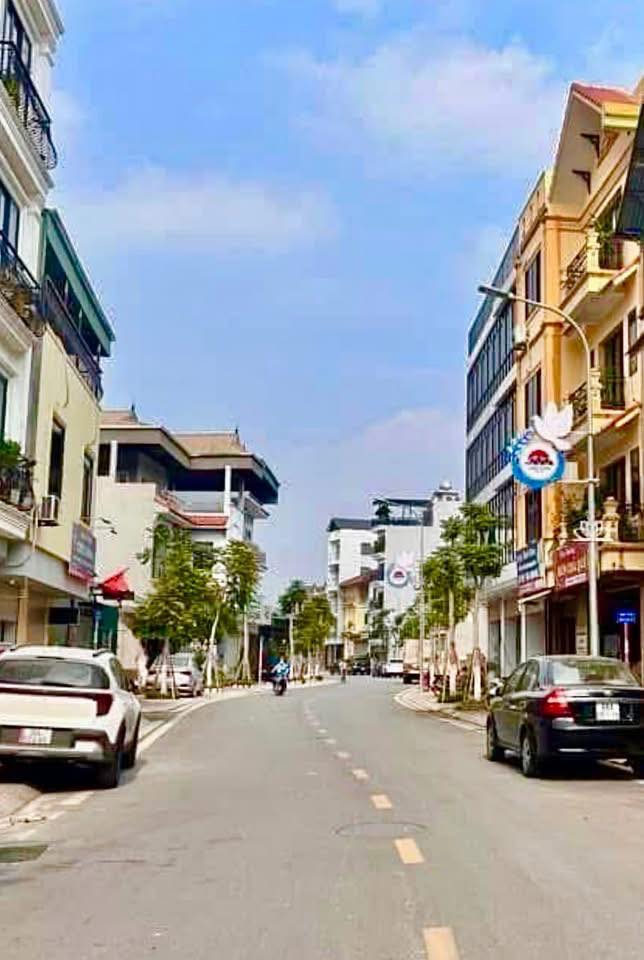 Nhà 5 tầng phố Dương Đức Hiền, Gia Lâm 80m² giá 8 tỷ - Kinh doanh sầm uất!