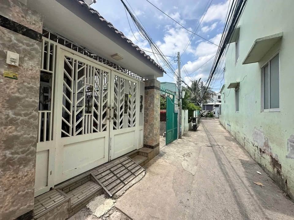 Nhà 1 Trệt 1 Lầu Hẻm Xe Máy 100m² giá 1 tỷ - An Ninh, Tiện Nghi