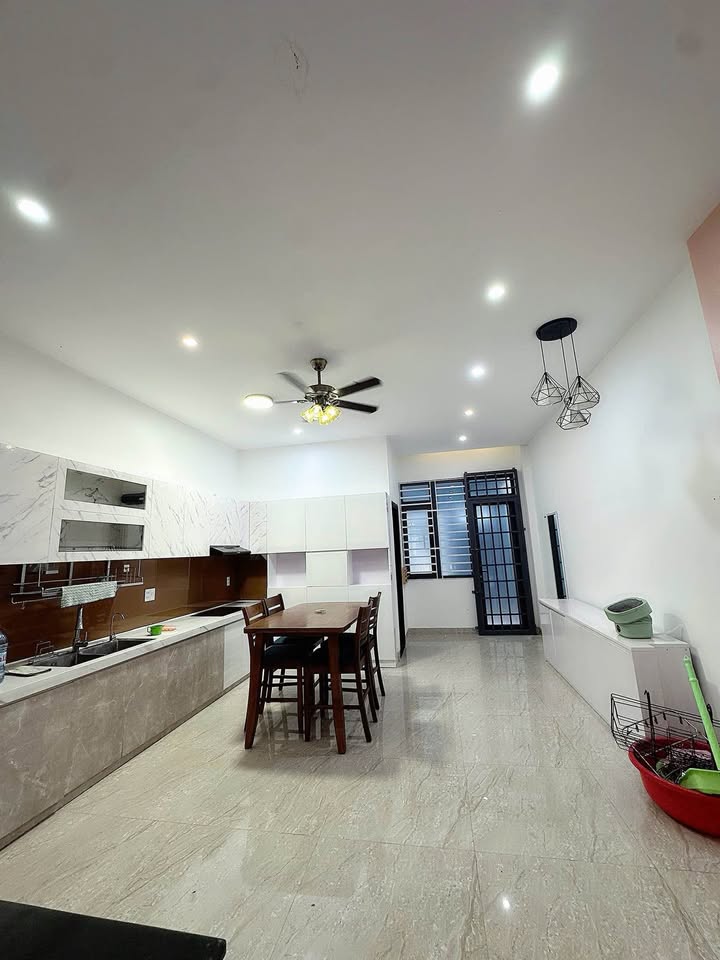 Nhà 3 tầng đường Trần Kim Xuyến, Hòa Xuân, 100m² giá 7.8 tỷ - An ninh tốt, dân trí cao!