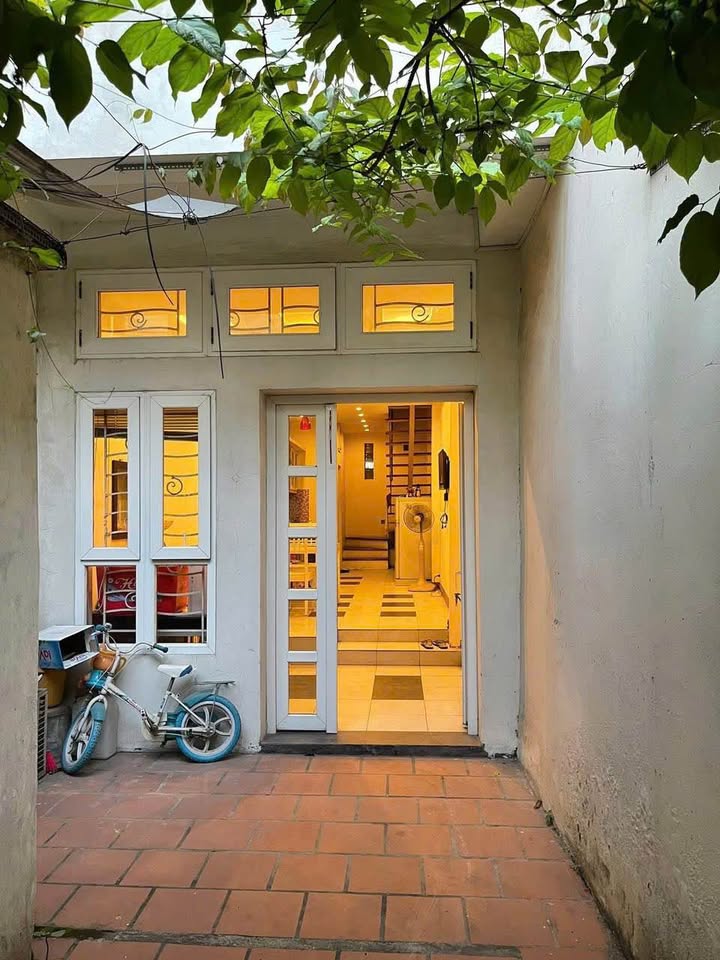 Nhà cho thuê Ngõ 12 Nguyên Hồng, Ba Đình, 50m² giá 13.5 triệu - Không gian yên tĩnh lý tưởng!