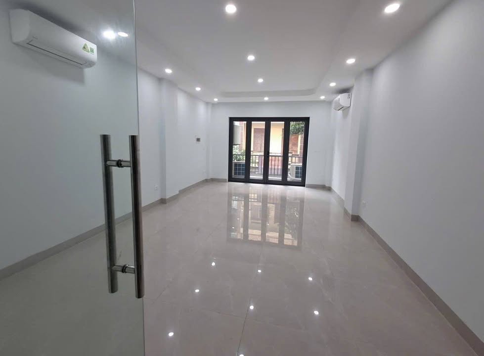 Cho thuê mặt bằng văn phòng, kinh doanh tại Phố Cổ Linh, Long Biên - Diện tích 100m², giá chỉ 14 triệu/tháng!