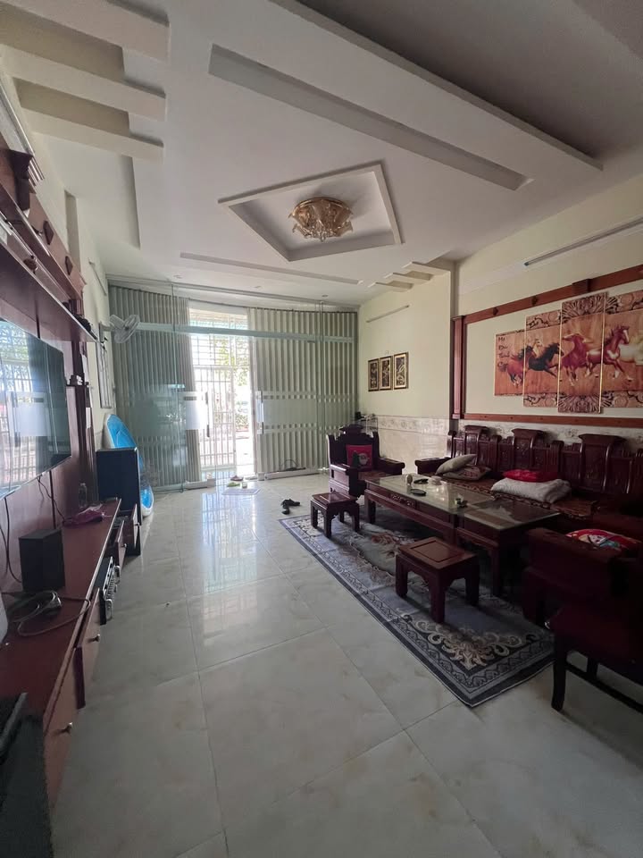 Nhà 3 tầng mặt tiền Hoàng Văn Thái, Quy Nhơn 85m² giá 6.1 tỷ - Thiết kế hiện đại, sẵn sàng ở ngay!