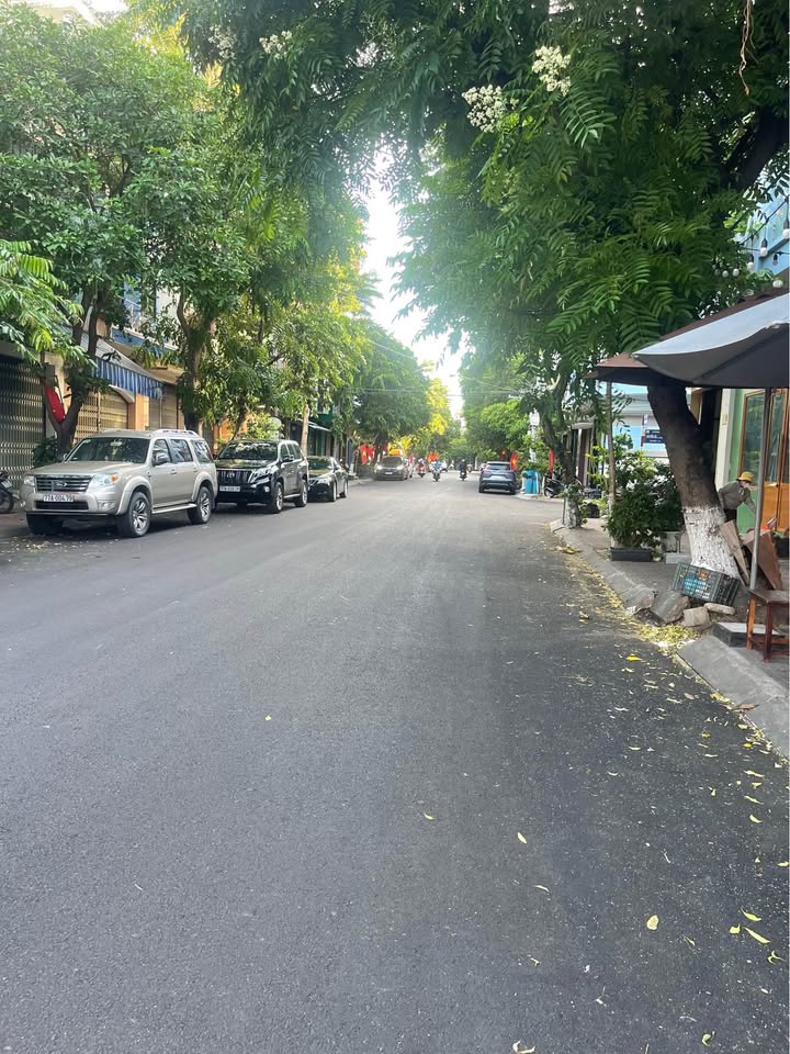 Nhà 3 tầng góc 2 mặt tiền Nguyễn Trung Trực, Quy Nhơn 90m² - Vị trí đắc địa khu VIP!