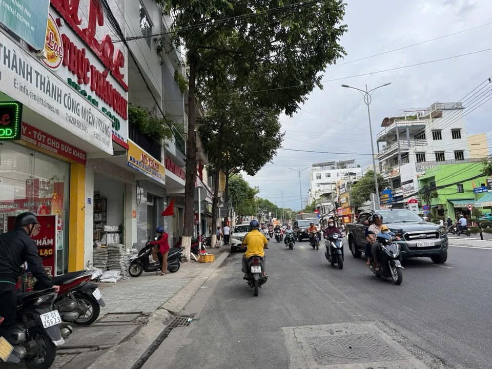 Bán đất tặng nhà mặt tiền kinh doanh đường 23/10, phường Tây Nha Trang - Giá 15 tỷ, đầu tư sinh lời ngay!