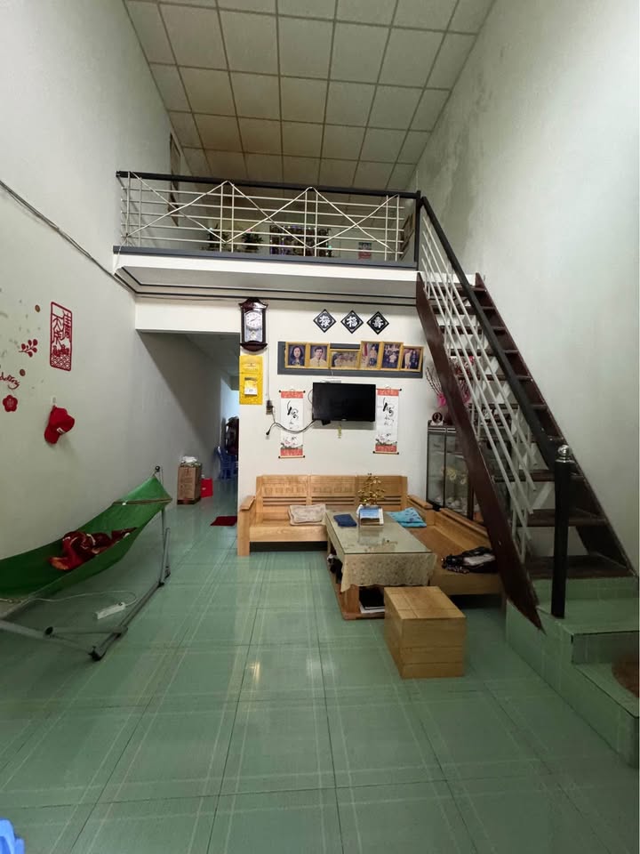 Nhà cấp 4 gác lửng Vĩnh Hòa 73,6m² giá 4,2 tỷ - Vị trí đắc địa gần biển!
