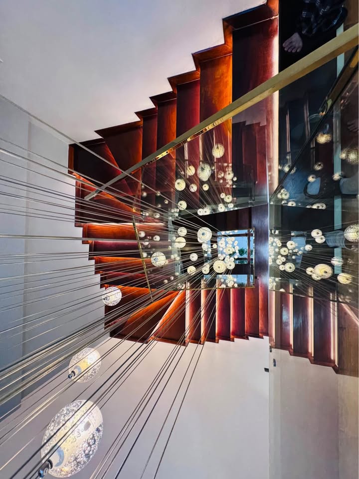 Nhà mặt đường Bãi Muối Hạ Long 70m² giá 11 tỷ - Thiết kế hiện đại và nội thất cao cấp!