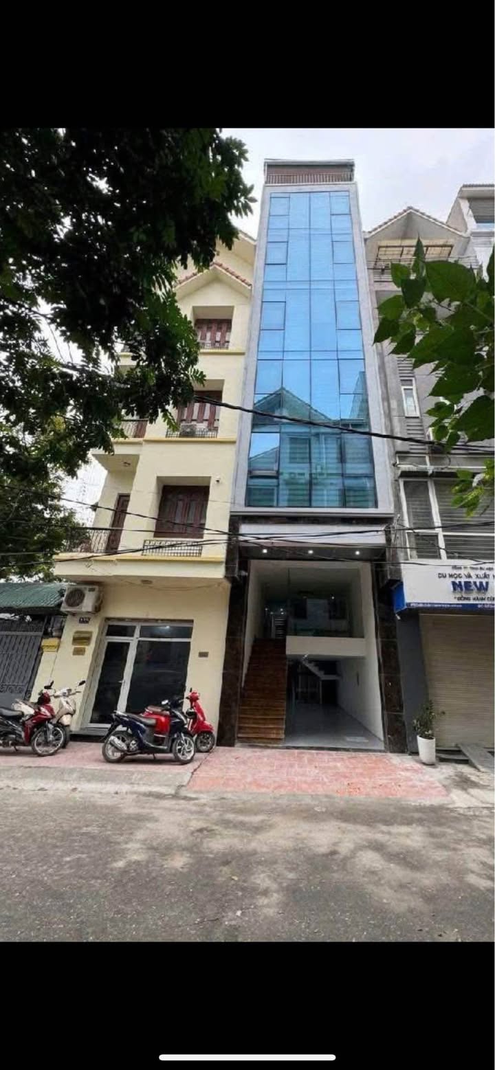 Tòa nhà văn phòng 8 tầng đường Hoàng Quốc Việt 500m² - Cho thuê ngay!