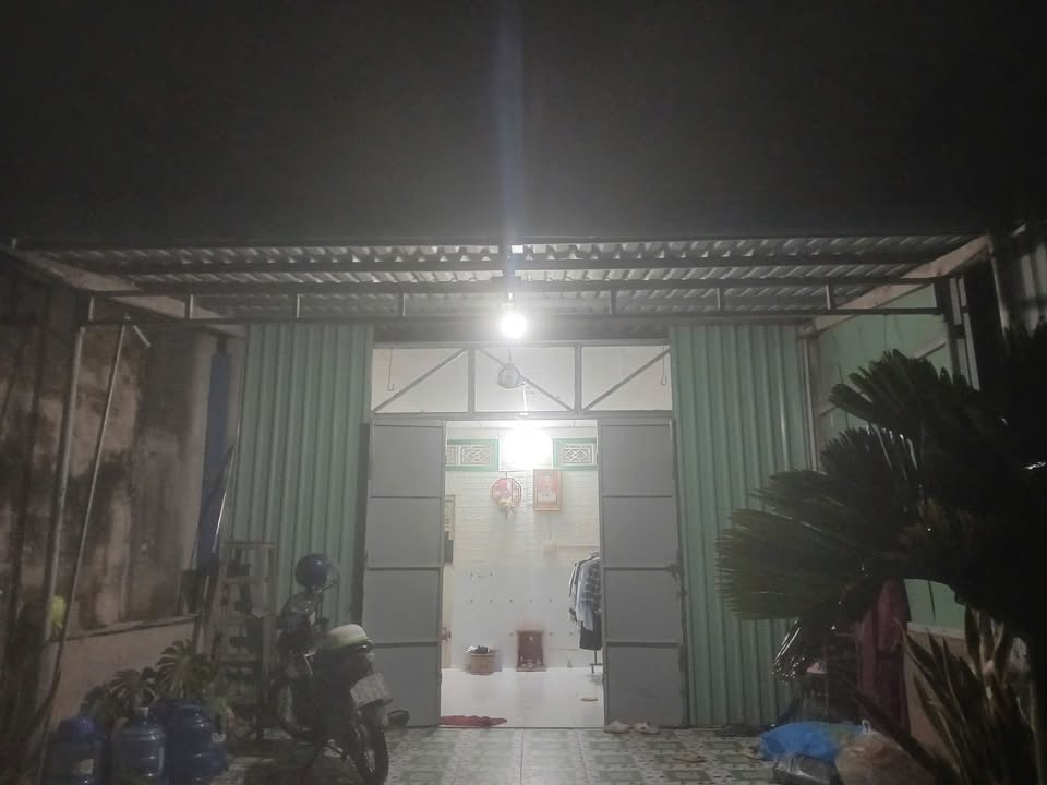 Nhà cấp 4 xóm Bà Que, Long Định, Cần Đước 105m² giá 1.3 tỷ - Vị trí thuận lợi, dân cư đông đúc!