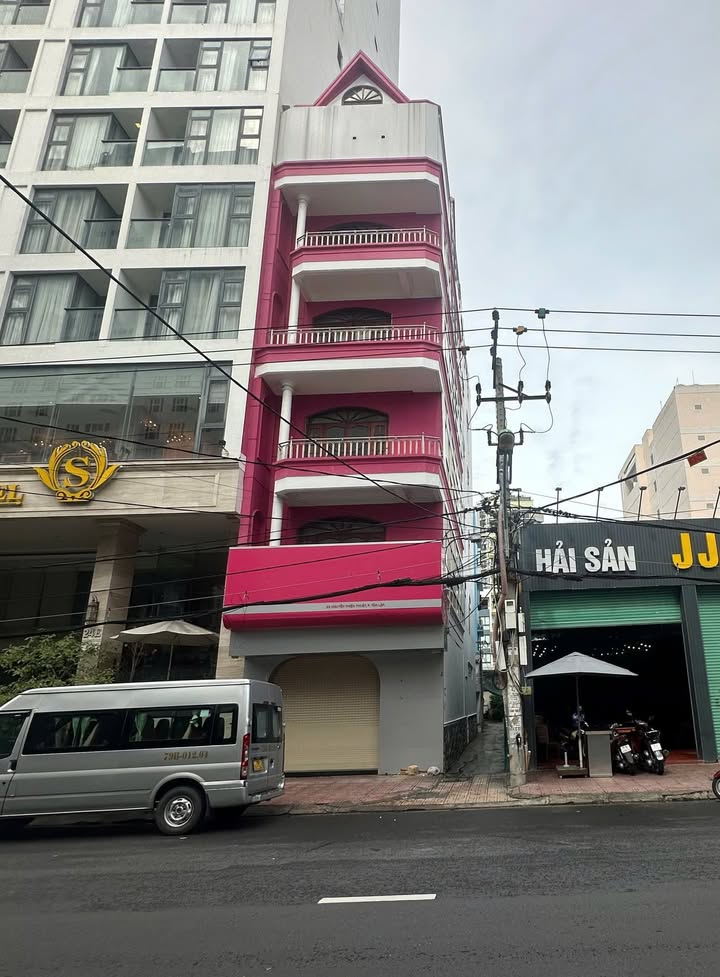 Nhà 3 mặt tiền đường Nguyễn Thiện Thuật, Nha Trang 96m² giá 45 tỷ - Khu phố tây sầm uất!