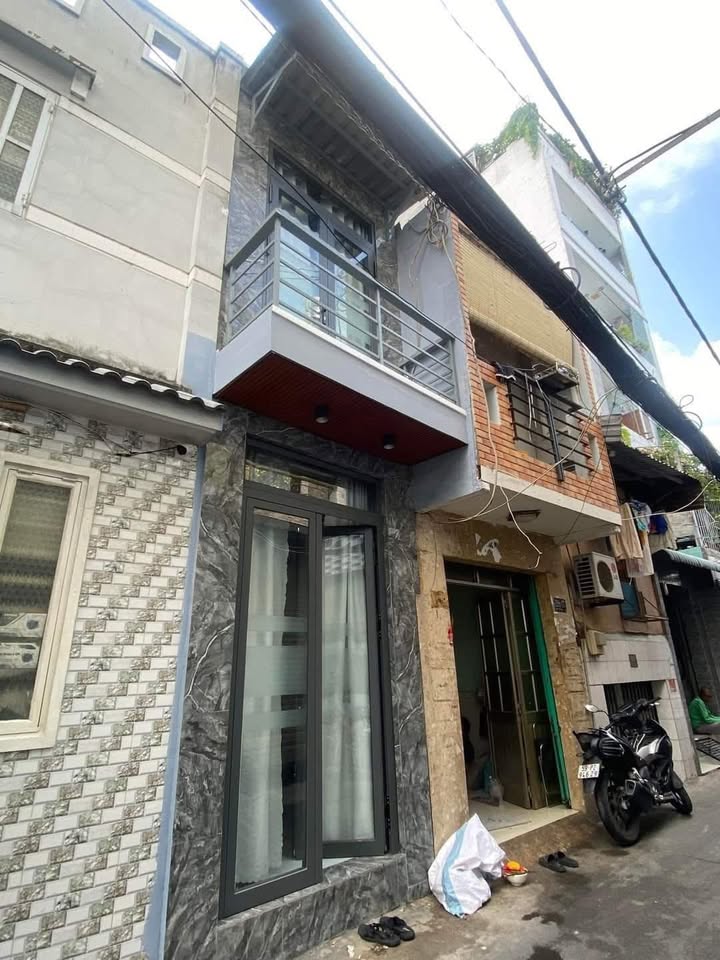 Nhà mặt tiền hẻm 100 Bùi Minh Trực, Bình Đông, Quận 8 - 10m² giá 1.75 tỷ - Tiện lợi cho kinh doanh!