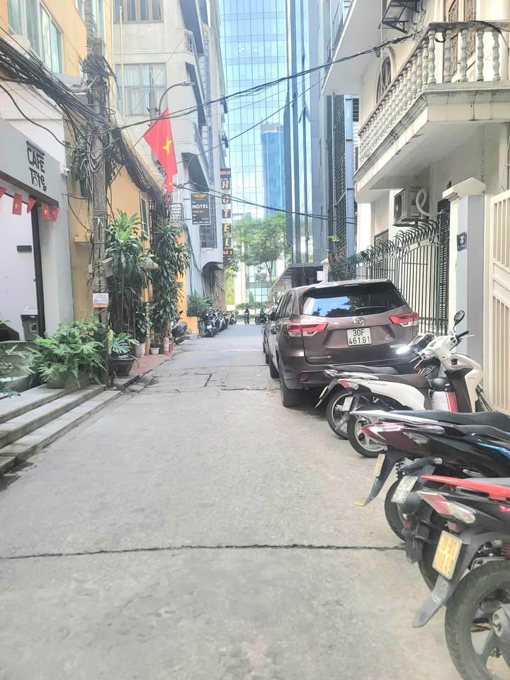 Nhà Phố Láng Hạ 65m² giá 23.9 tỷ - Kinh doanh sầm uất, ô tô tránh!