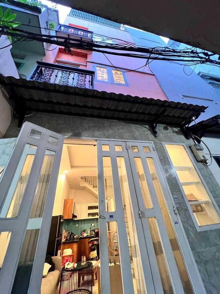 Nhà đẹp 4 tầng mặt tiền đường Hoàng Sa, Quận 3, 23m² giá 5.5 tỷ - Đầu tư sinh lời!