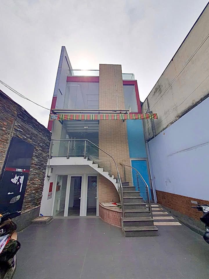 Cho thuê nhà mặt tiền đường Nguyễn Văn Quá, quận 12, diện tích 320m² - Vị trí đắc địa cho kinh doanh!