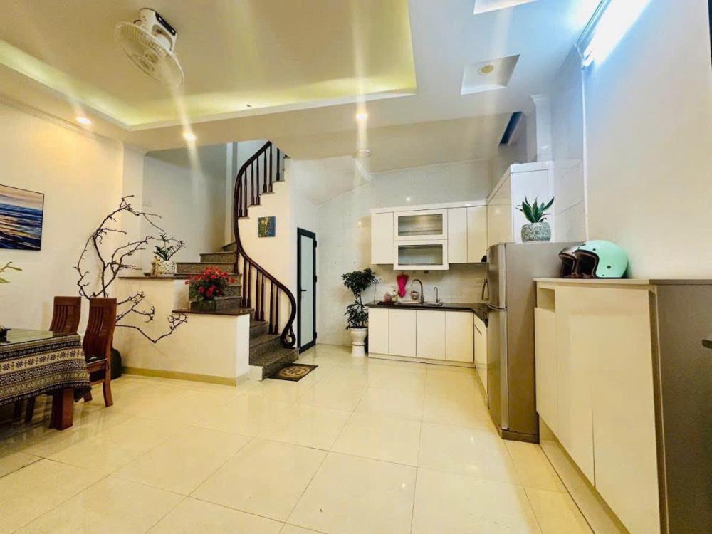 Nhà mặt phố Hoàng Cầu, Đống Đa 50m² giá chỉ 32 tỷ - Không gian sống lý tưởng bên hồ