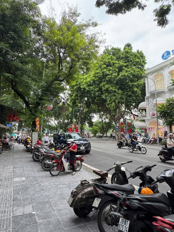 Nhà mặt phố Bà Triệu, quận Hai Bà Trưng 65m² giá 32.5 tỷ - Kinh doanh bậc nhất, chỉ 5 bước ra hồ!