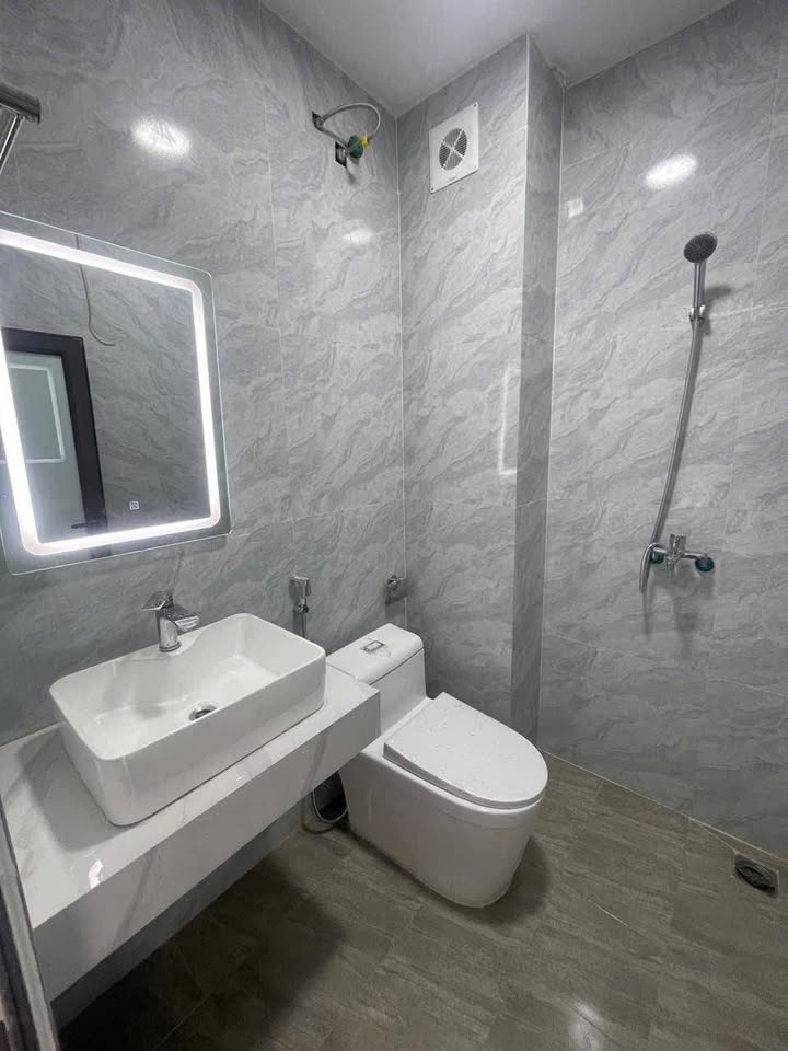 Nhà 6 tầng quận Tây Hồ 40m² giá 6.4 tỷ - Thiết kế hiện đại, tiện nghi!