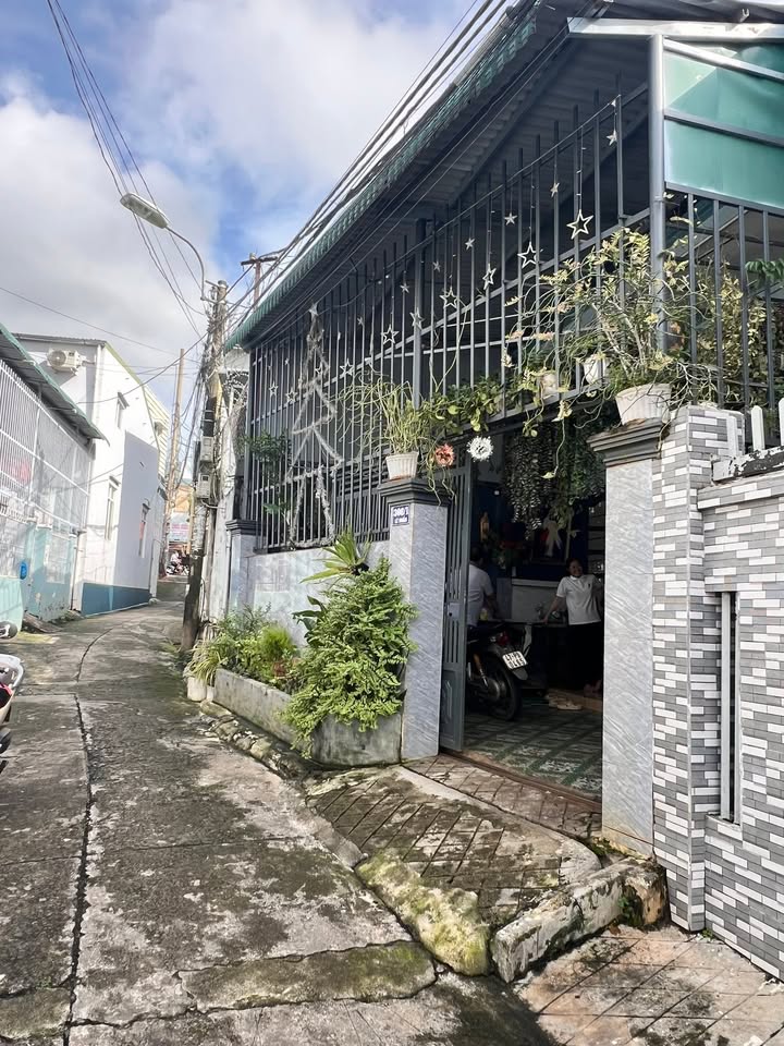 Nhà 3 phòng ngủ hẻm cấp 1 Lê Duẩn Buôn Ma Thuột 75m² giá 2.65 tỷ - Gần chợ và tiện ích đầy đủ!