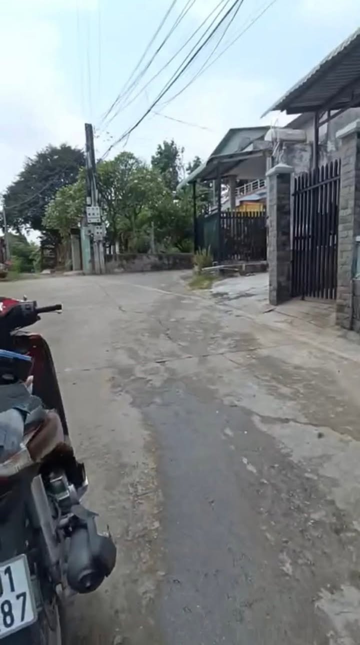 Nhà C4 Tân Đông Hiệp Dĩ An 225m² giá 5 tỷ - Thích hợp làm Biệt Thự Mini!