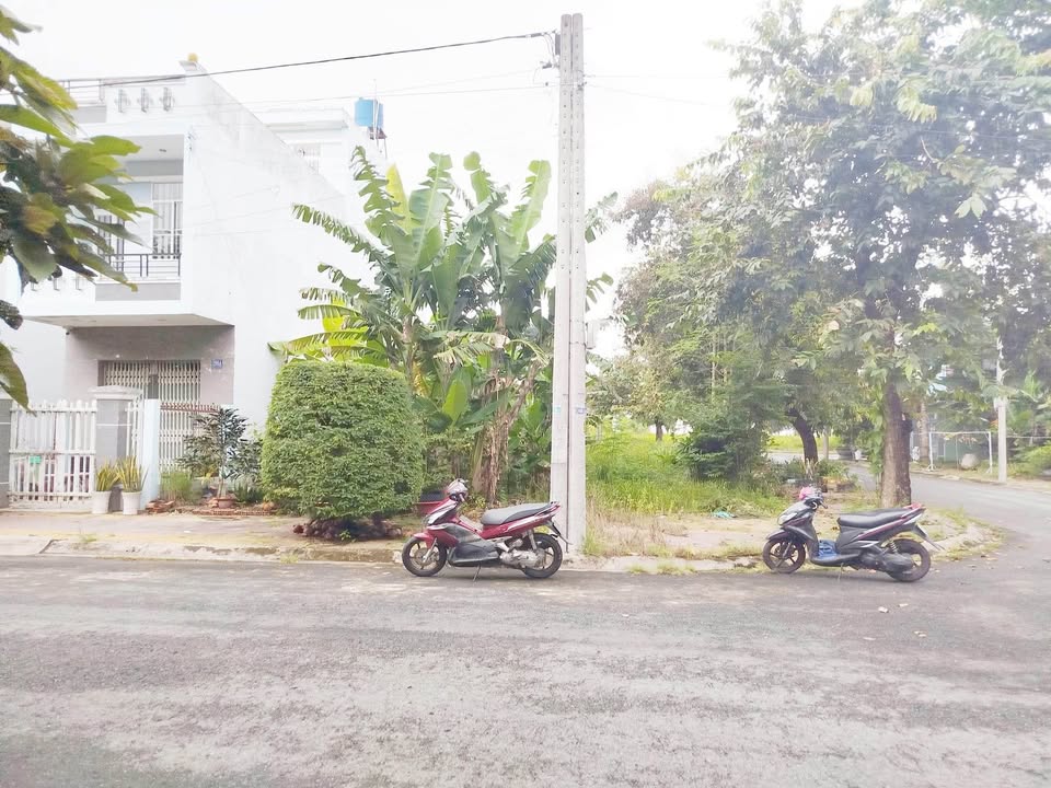 Đất nền lô góc 2 mặt tiền Lợi Bình Nhơn 160m² giá 2.7 tỷ - Đối diện công viên