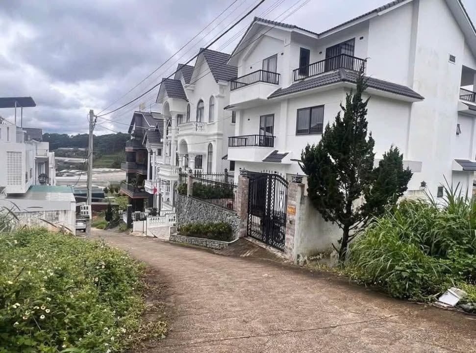 Bán lô đất Vạn Thành Đà Lạt 124m² giá 4.3 tỷ - Đường xe hơi, vị trí đắc địa!