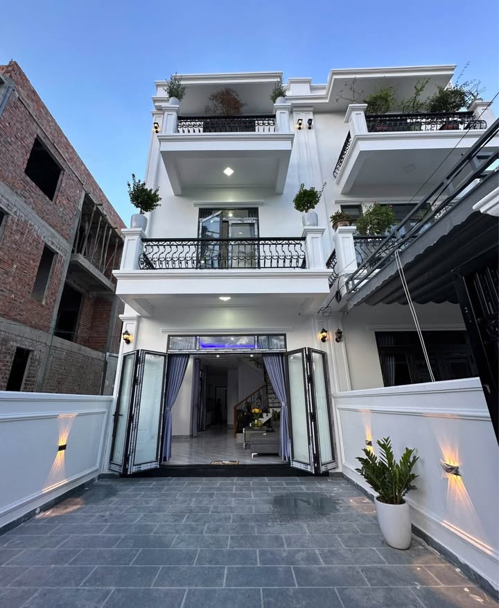 Nhà 3 tầng 2 mặt tiền phường Mỹ Thượng, TP Huế 95m² giá 3.3 tỷ - Gần chợ Mai, sân ô tô rộng!