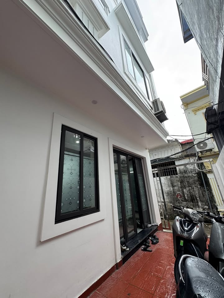 Nhà 3 tầng lô góc Miếu Hai Xã 83m² giá 2.75 tỷ - Không gian thoáng đãng, an ninh tốt!