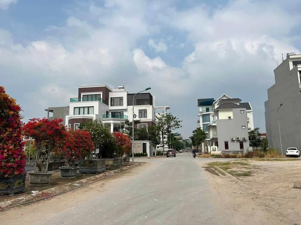 Đất mặt tiền Vịt Cỏ Hồ Sen, Tân Bình, 76.5m² giá 5 tỷ - Sổ hồng chính chủ!