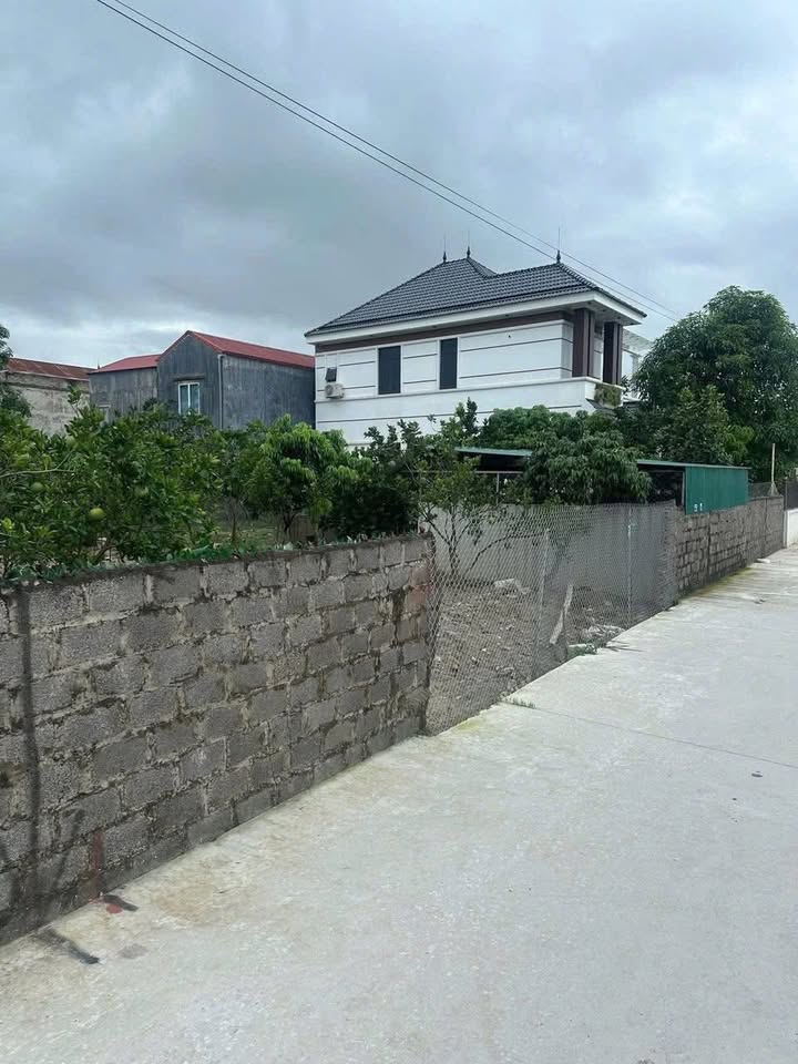 Lô đất mặt đường Rìa Làng 120m² giá 2 tỷ - Sổ đỏ chính chủ, vị trí đẹp!