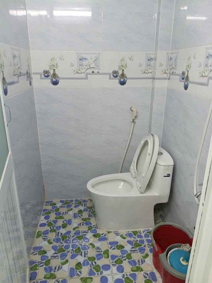 Nhà phố Hóc Môn 27m² giá 1.35 tỷ - Hẻm xe hơi, sẵn sàng ở ngay!