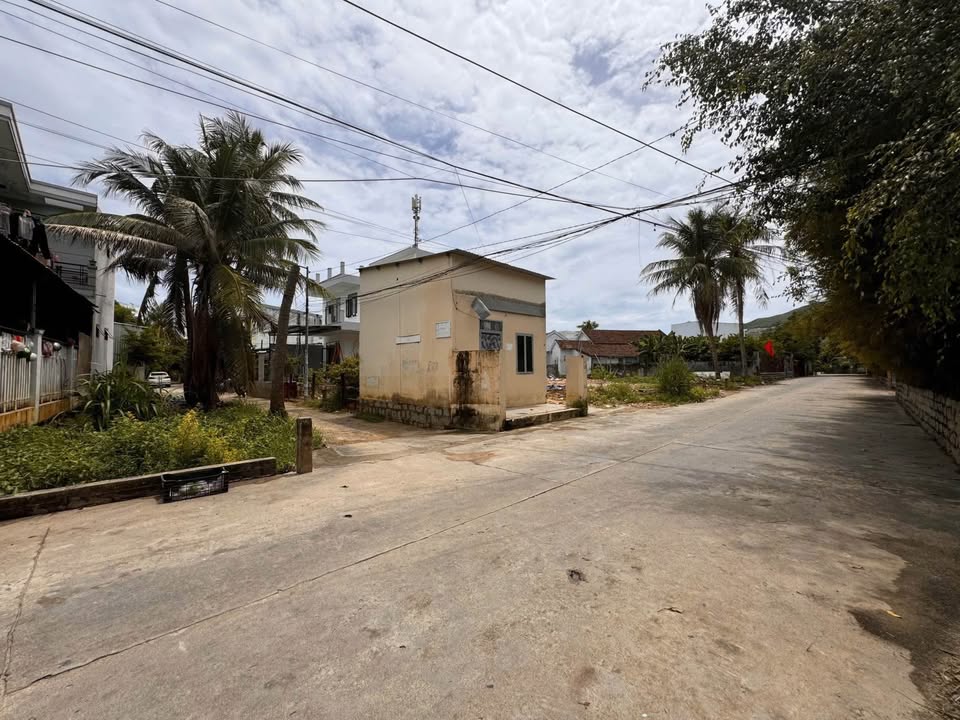 Đất mặt tiền đường nhựa 97.6m² & 86m² giá 2.85 tỷ - Cơ hội đầu tư tại Nha Trang!