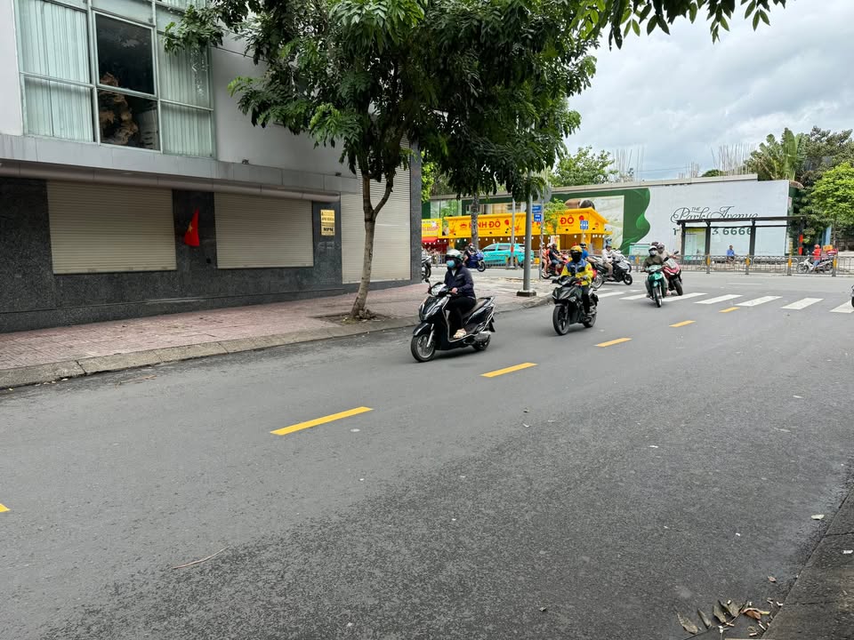 Nhà phố mặt tiền Lý Nam Đế Quận 11 34m² giá 14.5 tỷ - Cơ hội đầu tư hấp dẫn!