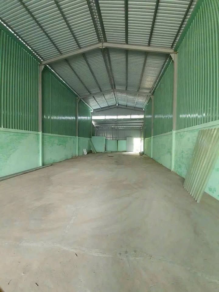 Kho xưởng cho thuê tại Tân Bình 240m² giá 20 triệu - Diện tích rộng, xe container vào được!
