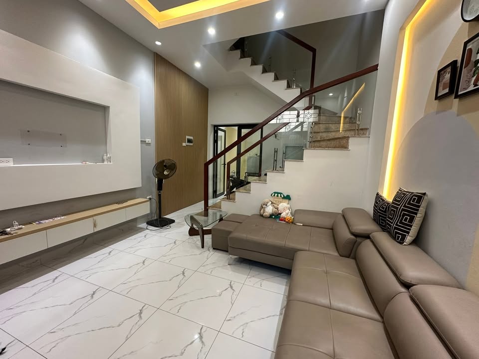 Cho thuê nhà 4 tầng tại 157 Đức Giang, Long Biên 45m² - Nhà đẹp, nội thất hoàn chỉnh