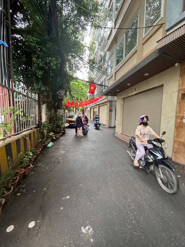 Nhà cho thuê tại Dịch Vọng, Cầu Giấy, 45m² - Thiết kế hiện đại, thang máy tiện lợi!