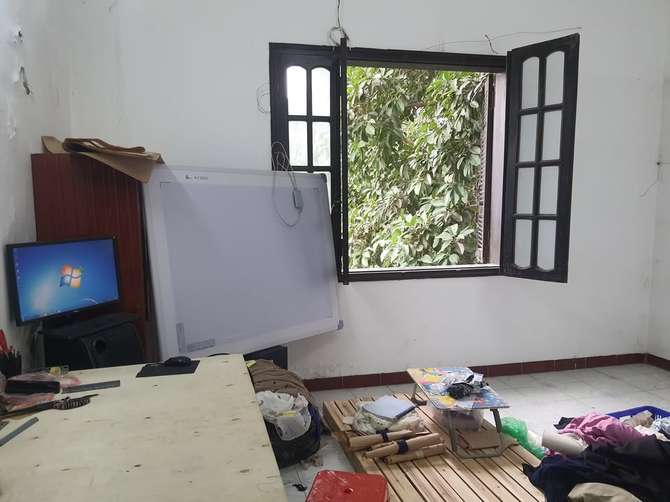 Phòng cho thuê tầng 3 mặt phố Quang Trung, 18m² chỉ 2 triệu - Tiện nghi đầy đủ!